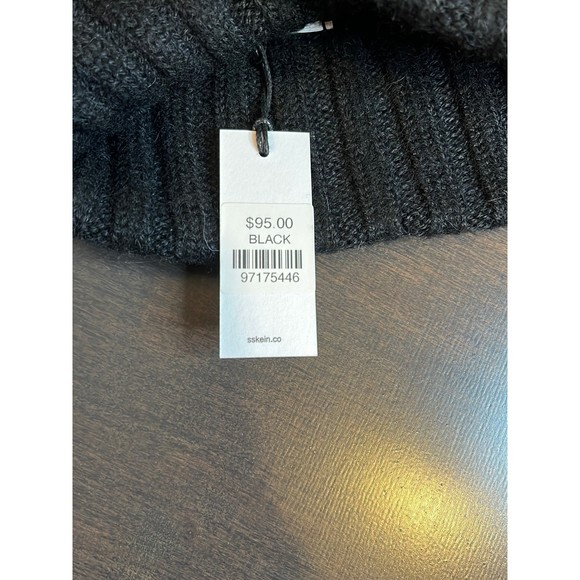 SSkein Beanie NWT